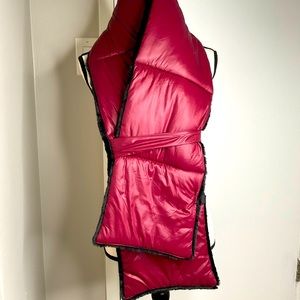 NWOT Vera Wang Extra Long Scarf, faux fur lined side in black, maroon outside.